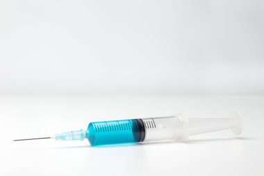 Beyaz tek şırınga