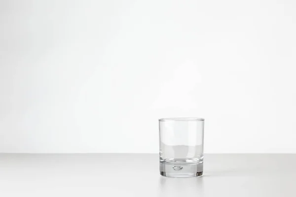 Vaso de whisky sobre blanco — Foto de Stock
