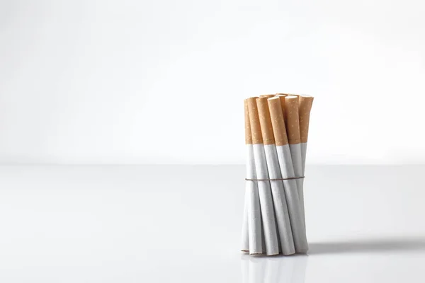 Cigarrillos envueltos en blanco — Foto de Stock