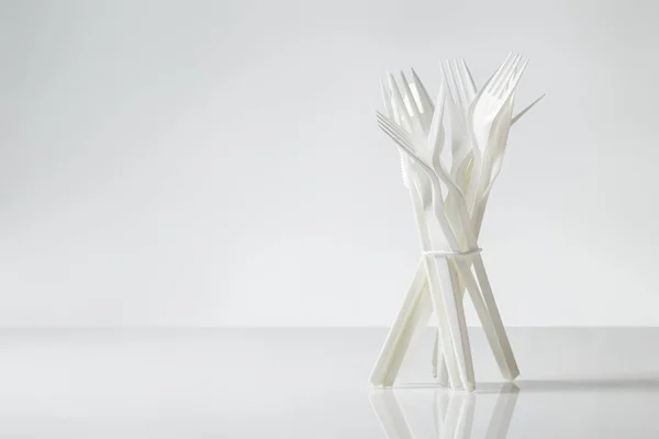 Пластикові столові прибори на білому — стокове фото