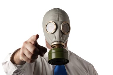 gaz maskesi giyen işadamı