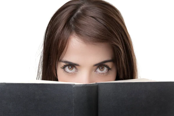 Ojo de mujer mirando el libro — Foto de Stock