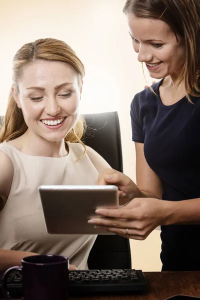 Vrouwen werken samen — Stockfoto