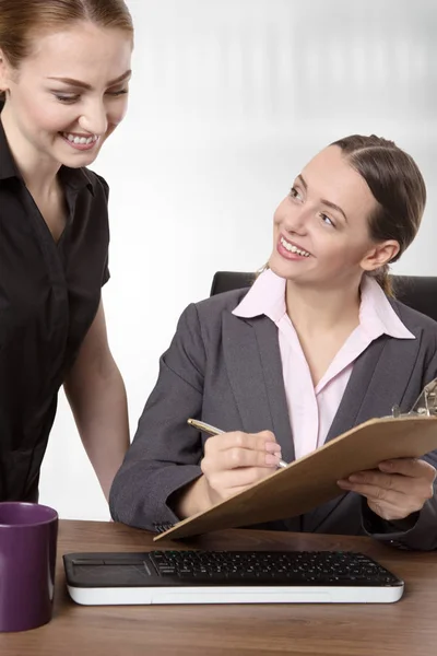 Two businesspeople working at desk in office — Stock Photo, Image