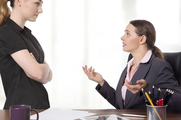 Trabajadores de oficina discutiendo en la oficina — Foto de Stock