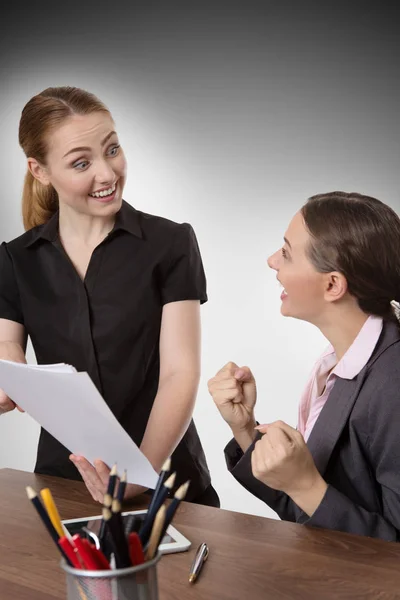 Ufficio Donne guardando i documenti — Foto Stock