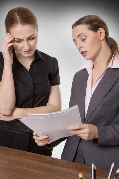 Två kvinnliga företagare diskuterar pappersarbete — Stockfoto