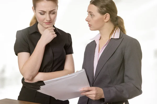 Dos empresarias discutiendo el papeleo — Foto de Stock