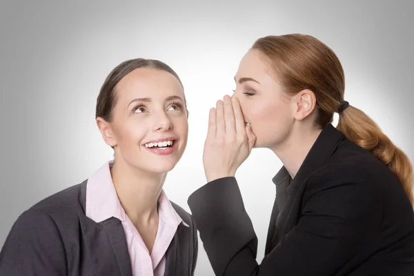 Compañeros de trabajo compartiendo un secreto — Foto de Stock