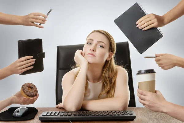 Mujer de negocios sentada en el escritorio — Foto de Stock