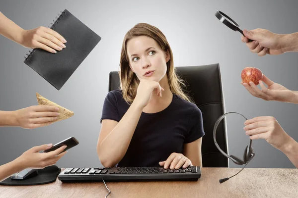 Zakenvrouw zit aan Bureau — Stockfoto