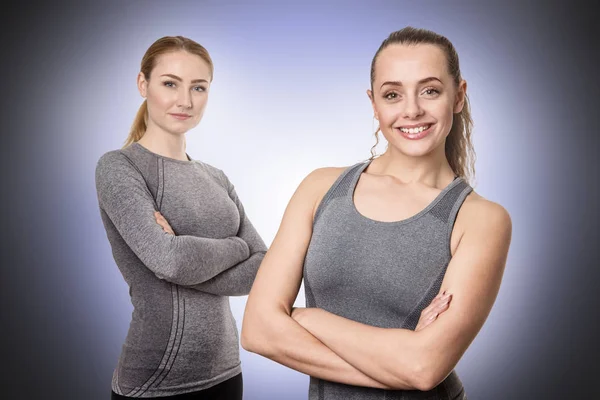 Mujeres jóvenes con brazos cruzados —  Fotos de Stock