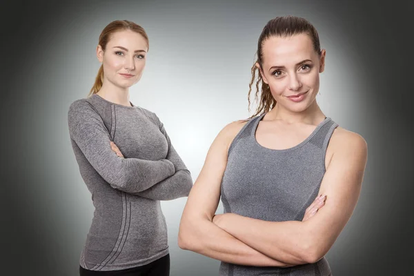 Jeunes femmes avec bras croisés — Photo