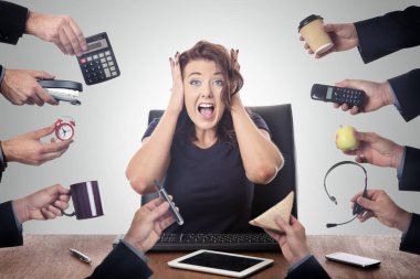 iş kadını ofiste masa başında oturan