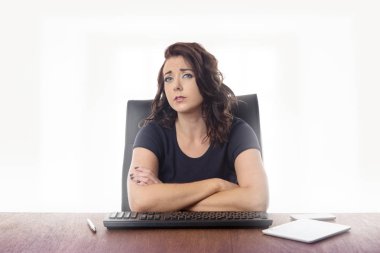 iş kadını ofiste masa başında oturan