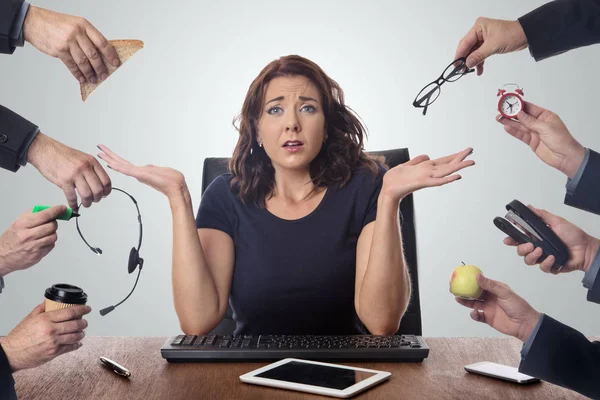 Geschäftsfrau sitzt am Schreibtisch im Büro — Stockfoto