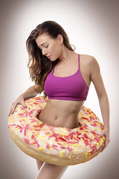 Donut grande alrededor de la mujer —  Fotos de Stock