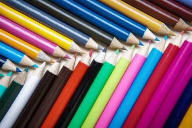 Beyaz arkaplanda renkli kalem