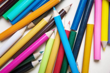 Beyaz arkaplanda renkli kalem