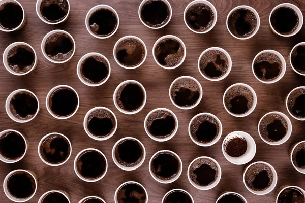 Muchas copas de papper mirando hacia abajo desde arriba —  Fotos de Stock