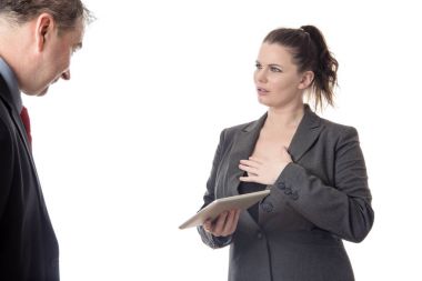 kadınların göğüslerine bakan adam