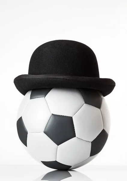Fotboll som bär ett plommonstop — Stockfoto