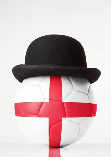 Fútbol usando un sombrero de jugador de bolos — Foto de Stock