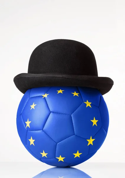 Football portant un chapeau melon — Photo