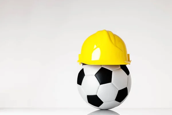 Calcio e il cappello duro — Foto Stock
