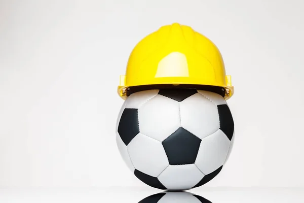 Fotboll och hård hatt — Stockfoto