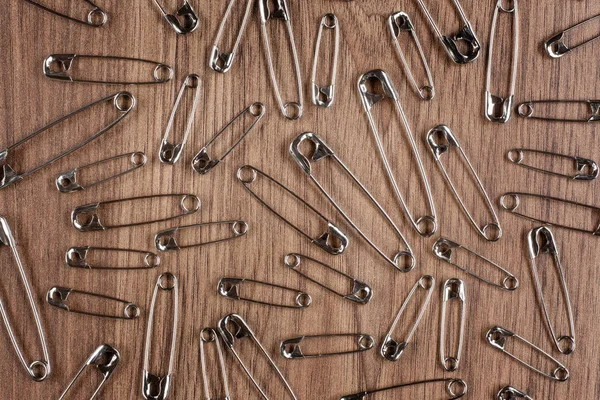 Safety Pins Wooden Background — Stock Photo, Image