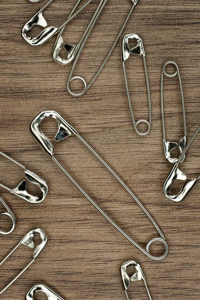 Safety Pins Wooden Background — Stock Photo, Image