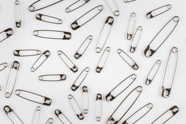 Beyaz arka plan üzerinde birçok emniyet pimleri