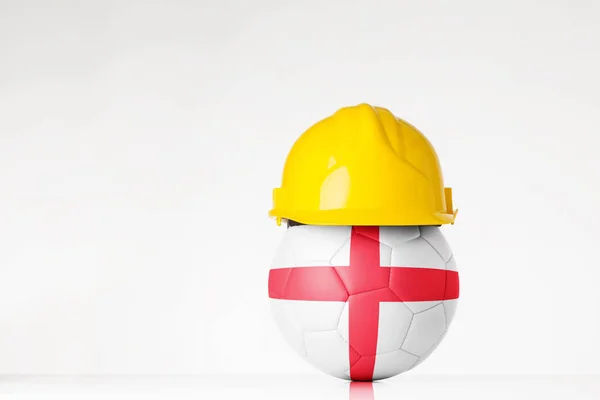 サッカーに重ね合わせてイングランド フラグをハード帽子身に着けているフットボールの静物イメージ — ストック写真