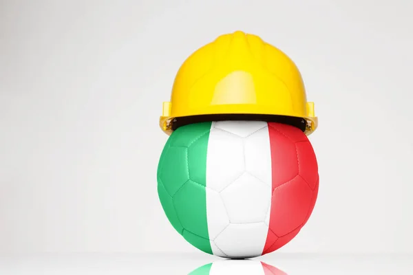 Calcio Indossando Cappello Rigido Con Bandiera Italiana Sovrapposta Calcio — Foto Stock