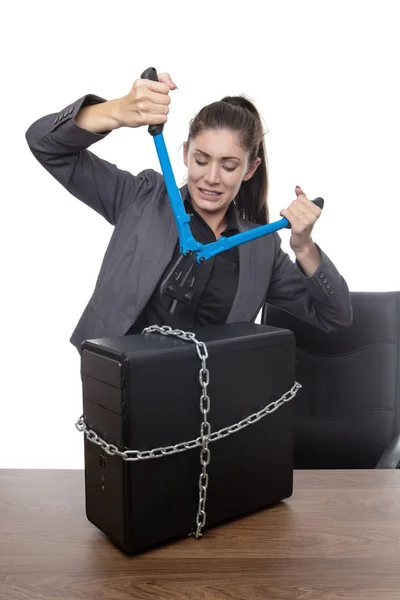 Computadora Encerrada Mujer Negocios Con Cortadores Pernos Tratando Liberarla — Foto de Stock