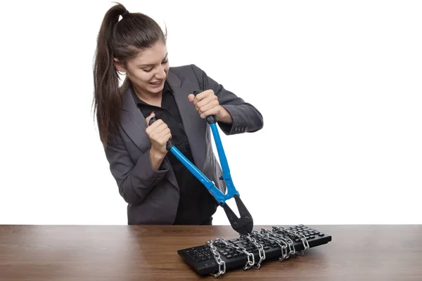 Teclado Computadora Cerrado Mujer Negocios Con Cortadores Pernos Tratando Liberarlo —  Fotos de Stock