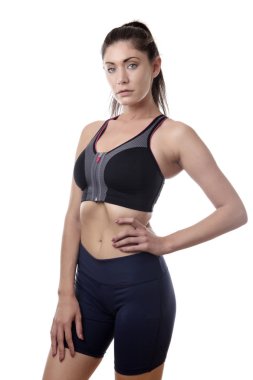 stüdyoda ayakta fitness kadını vurdu