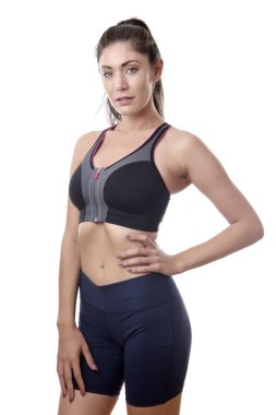 stüdyoda ayakta fitness kadını vurdu