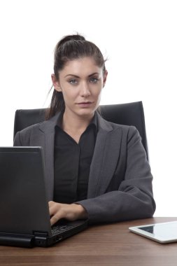 ofiste çok çalışıyor