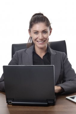 ofiste çok çalışıyor