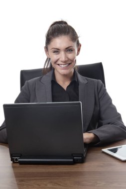 ofiste çok çalışıyor