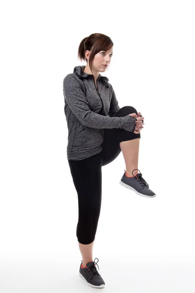 Fitness-Frau beim Dehnen eines Beines im Sudio angeschossen — Stockfoto