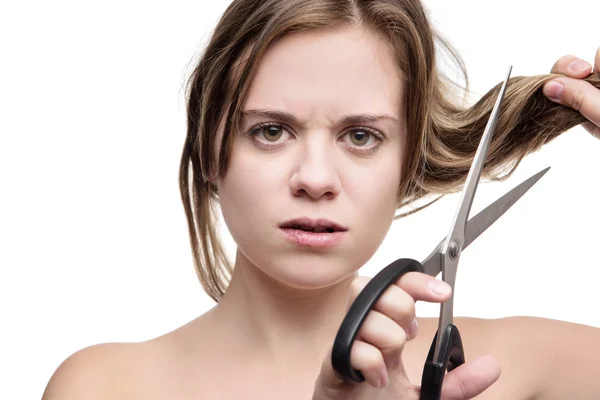 Młoda Kobieta Długimi Włosami Cięcie Nożyczkami Posiadające Zła Fryzura — Zdjęcie stockowe