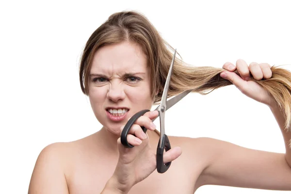 Молода Жінка Довгим Волоссям Ріже Його Парою Ножиць Мають Поганий — стокове фото