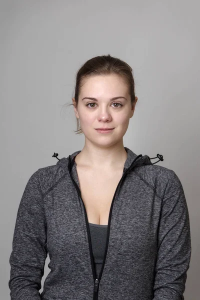 Jovem Modelo Feminino Olhando Para Câmera Pronta Para Descer Ginásio — Fotografia de Stock