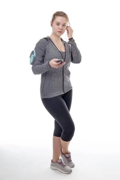 女性健身模型听音乐在她的移动电话 — 图库照片