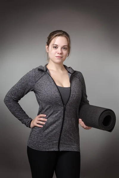 Fitness Joven Sosteniendo Una Esterilla Yoga — Foto de Stock