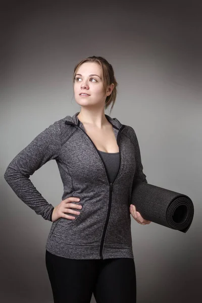 Fitness Joven Sosteniendo Una Esterilla Yoga — Foto de Stock