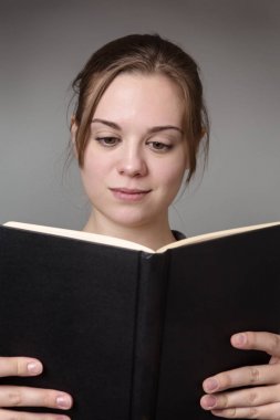 bir kitap okuma genç fitness modeli